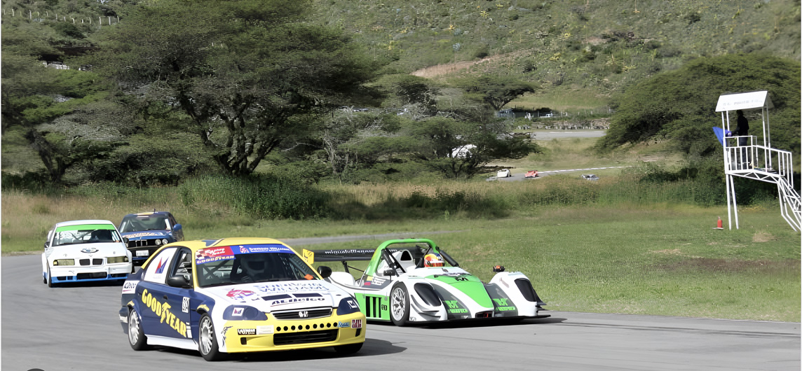 Competencia de automovilismo en el Autódromo de Yahuarcocha con el respaldo de S-OIL SEVEN Ecuador.