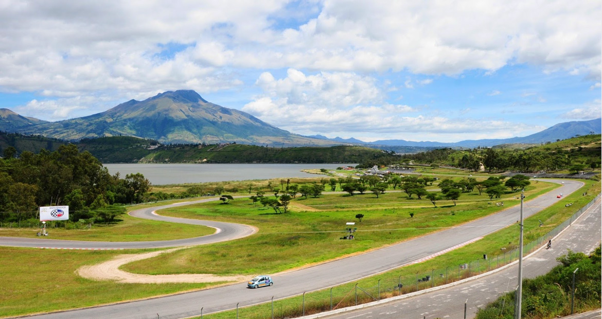 Vista panorámica del Autódromo de Yahuarcocha en Ibarra, sede de pruebas de rendimiento de S-OIL SEVEN.
