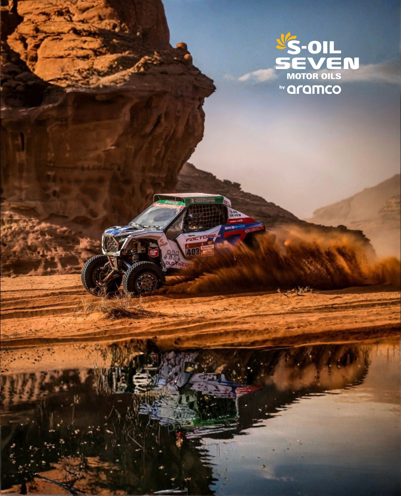Vehículo UTV de rally compitiendo en el desierto con lubricantes S-OIL SEVEN by Aramco.